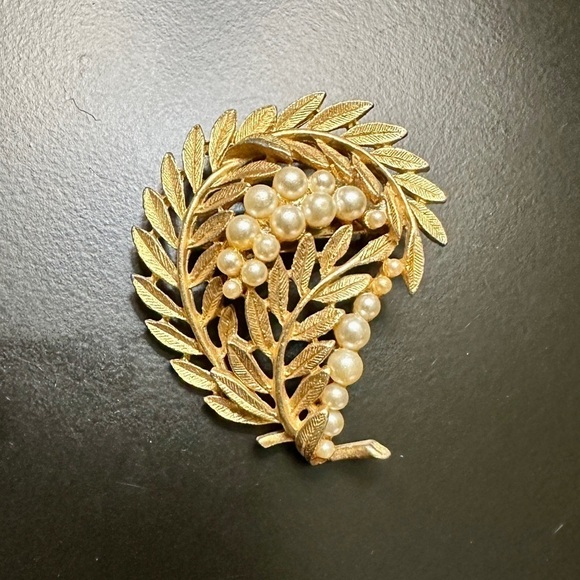 UNMARKED,VINTAGE BROOCH WITH GOLD LEAF DESIGN & WHITE PEARLS. IN GOOD CONDITION - Picture 2 of 5